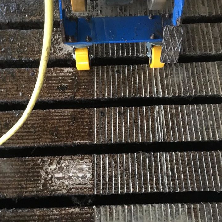 Spaltenboden aufrauen Maschine zum Aufrauen von Spaltenböden und Betonflächen auf einer Fläche mit Spalten