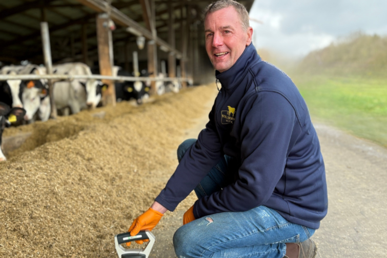 Grundfutter und TS Trockenmasse Bestimmung auf dem Futtertisch Grundfutter und TS Bestimmung auf dem Futtertisch. Ein einfaches und schnelles System für eine optimale Futteraufnahme