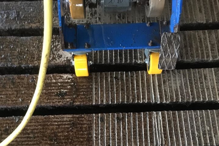 Spaltenboden aufrauen im Kuhstall.Wir sanieren deine glatten Laufgänge im Stall durch Stallservice Kück aufrauen lassen Spaltenboden und Laufflächen Sanieren mit Diamantscheiben für rutschfeste und sichere Laufwege im Stall