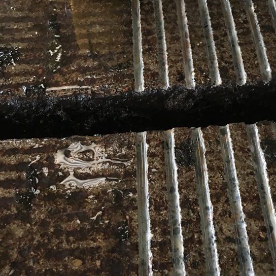 Rillen vom Spaltenboden aufrauen Detailbild vorher nachher Spaltenboden aufrauen